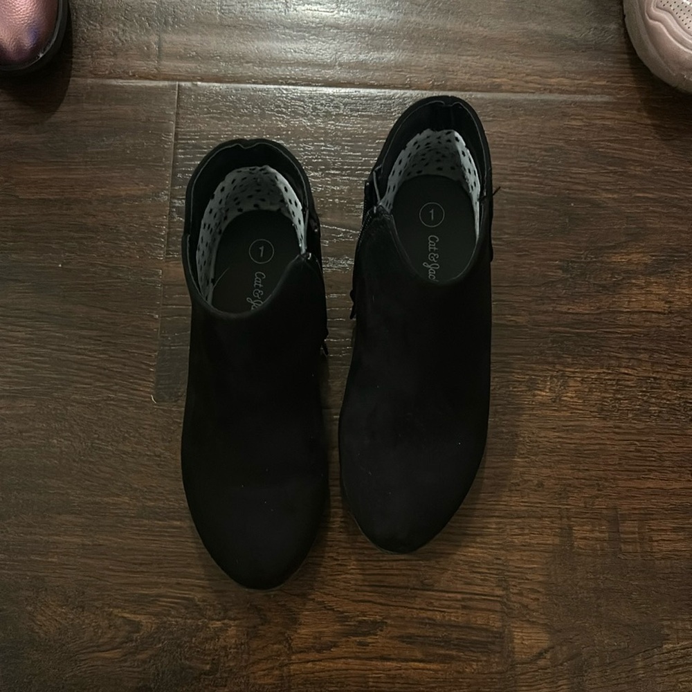 Almost new, black, girls, Cat & Jack booties.  Size 1.